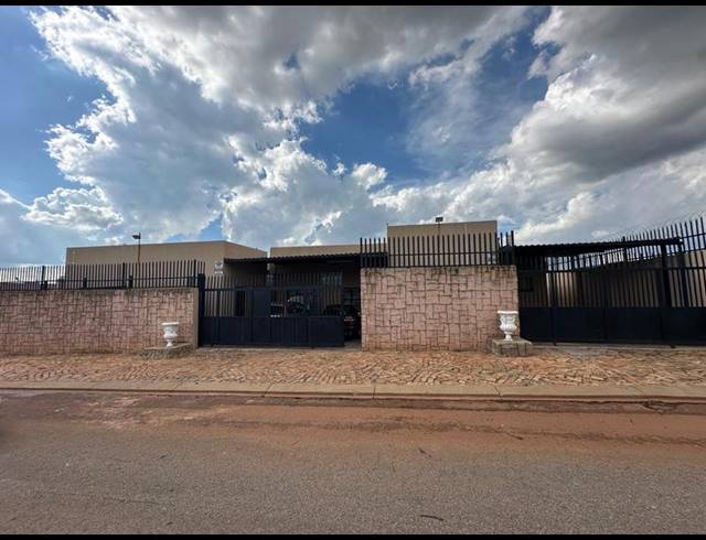 8 BEDROOM HOUSE FOR SALE IN LENASIA SOUTH